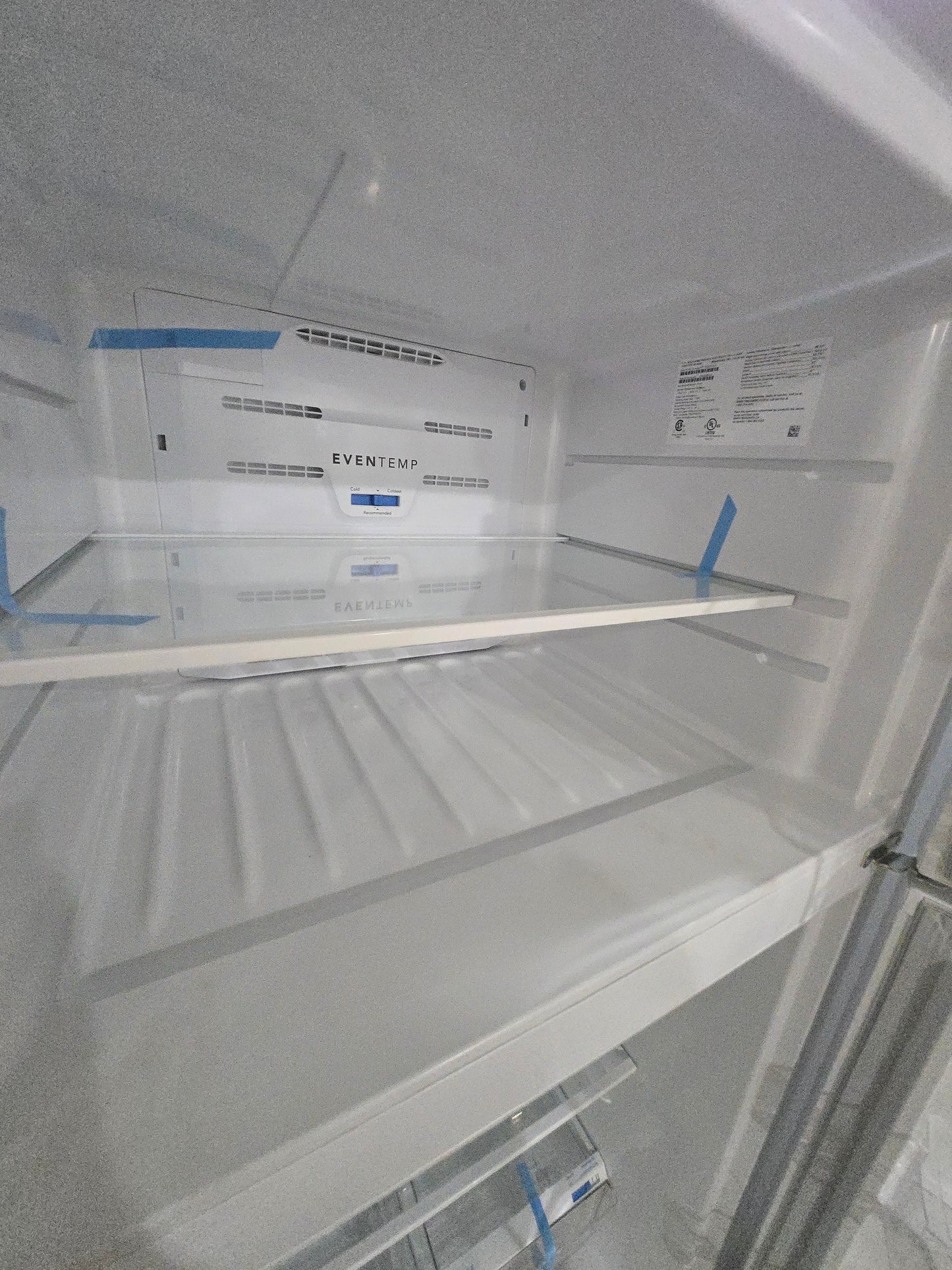 Frigidaire 20.0-cu ft Top-Freezer Refrigerator ( White ) Garage Ready Model# FFTR2045VW