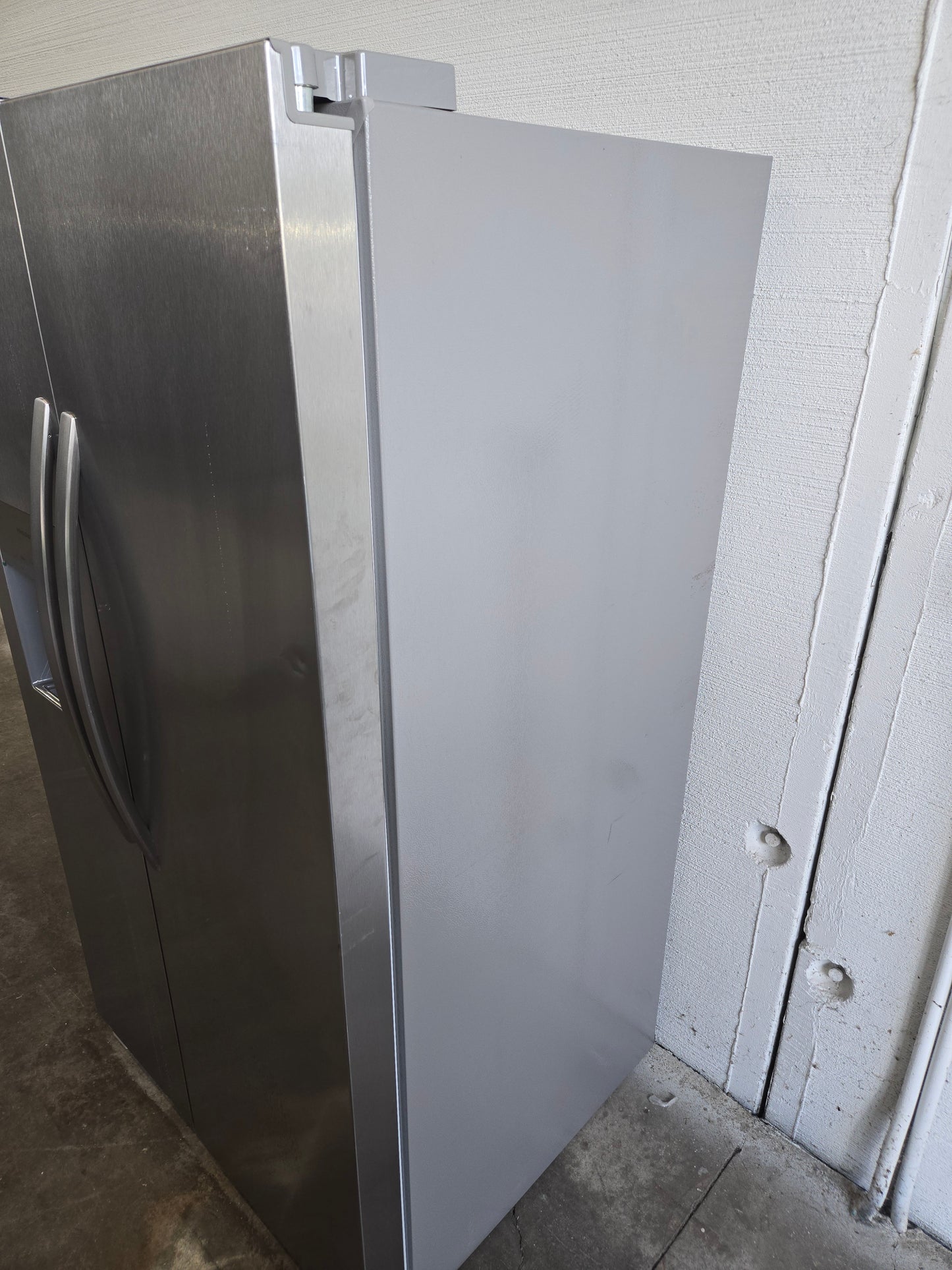 Frigidaire 25.6-cu ft Side-by-Side Refrigerator with Ice Maker ,Water and Ice Dispenser ( Stainless steel ) ENERGY STAR Certified Model# FRSS2623AS