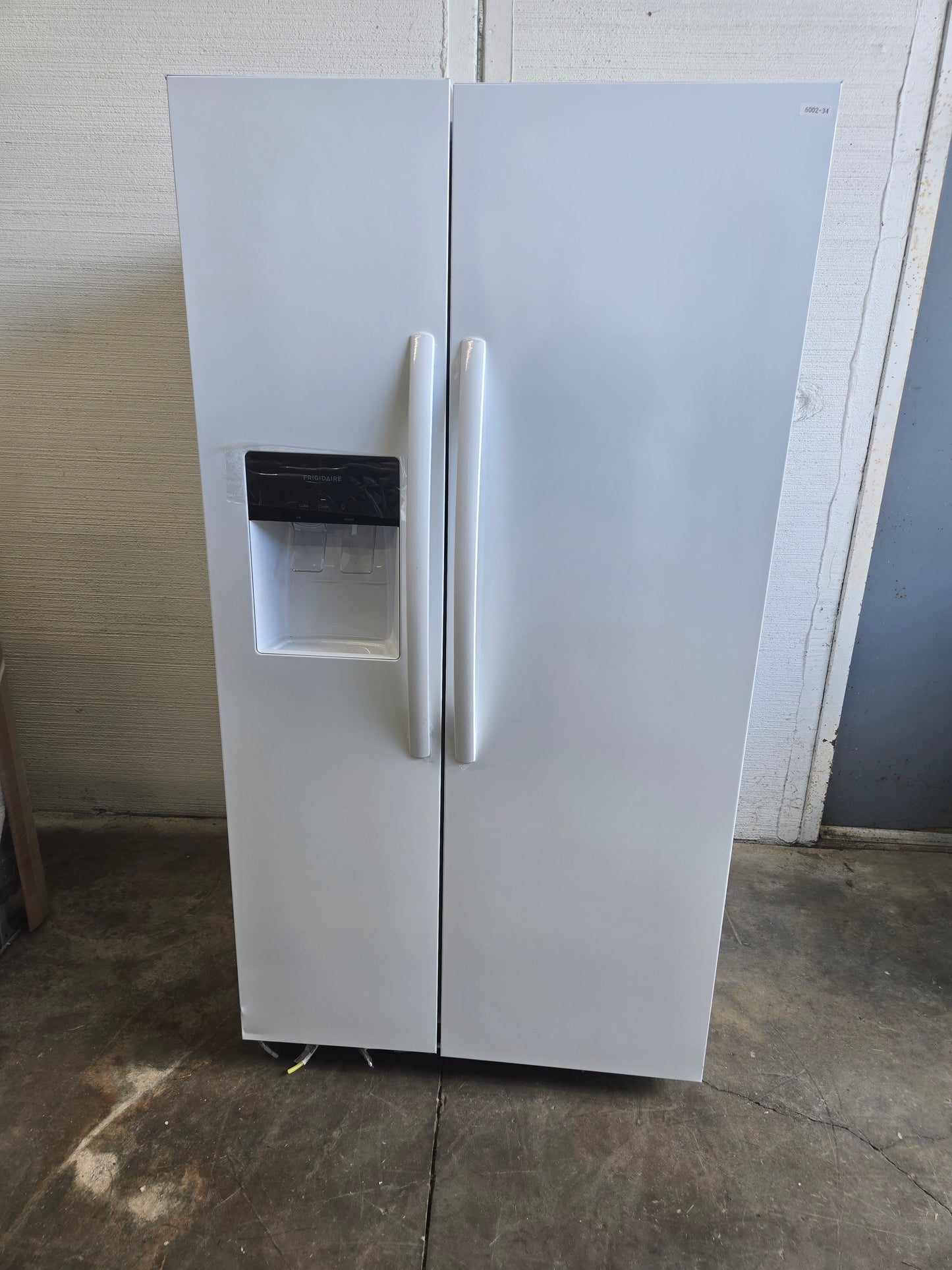 Frigidaire 25.6-cu ft Side-by-Side Refrigerator with Ice Maker ,Water and Ice Dispenser ( White ) ENERGY STAR Certified Model# FRSS2623AW