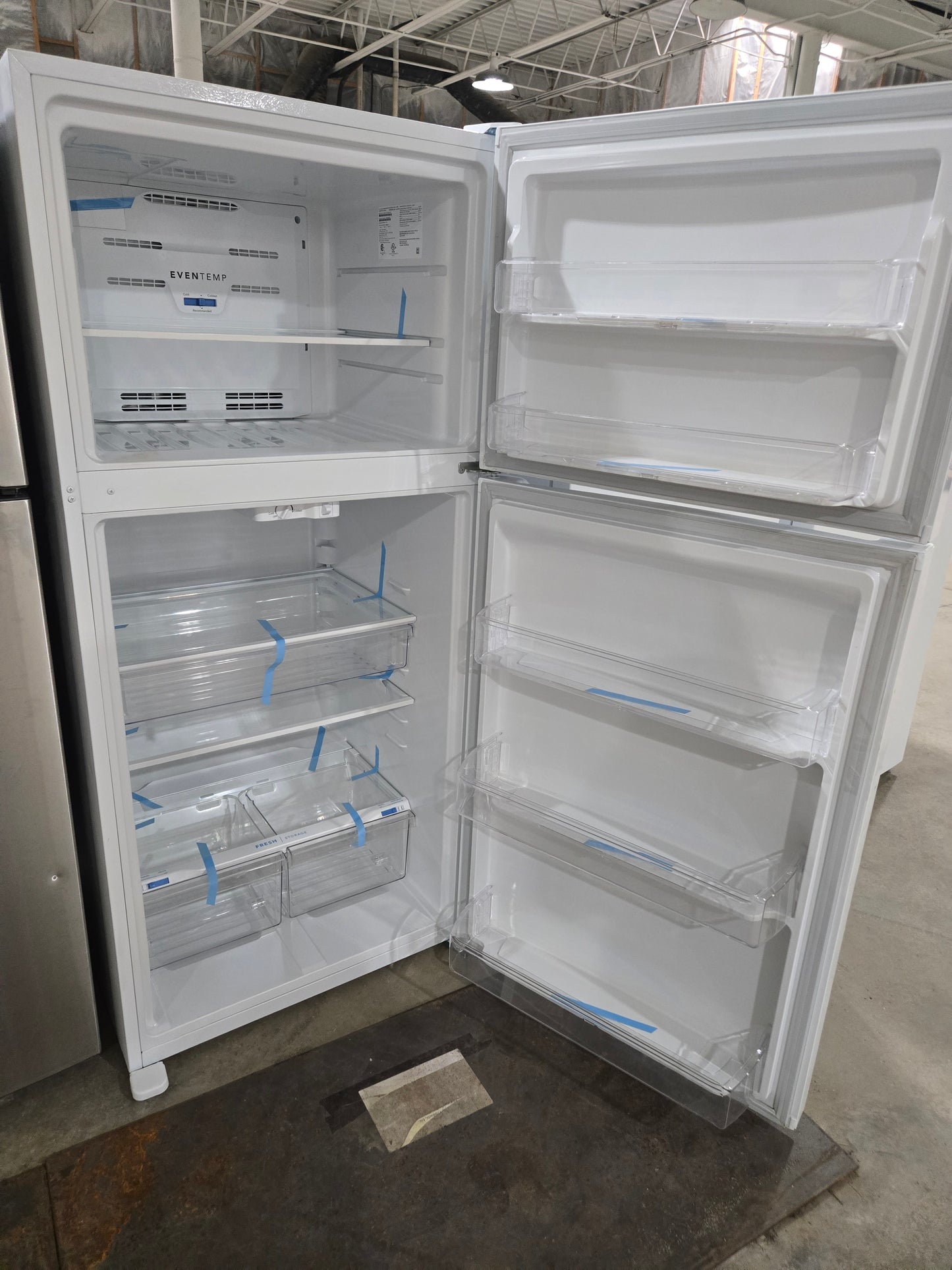 Frigidaire 20.0-cu ft Top-Freezer Refrigerator ( White ) Garage Ready Model# FFTR2045VW