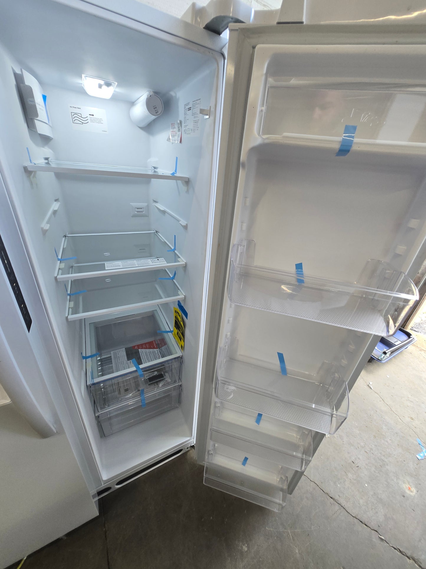 Frigidaire 25.6-cu ft Side-by-Side Refrigerator with Ice Maker ,Water and Ice Dispenser ( White ) ENERGY STAR Certified Model# FRSS2623AW