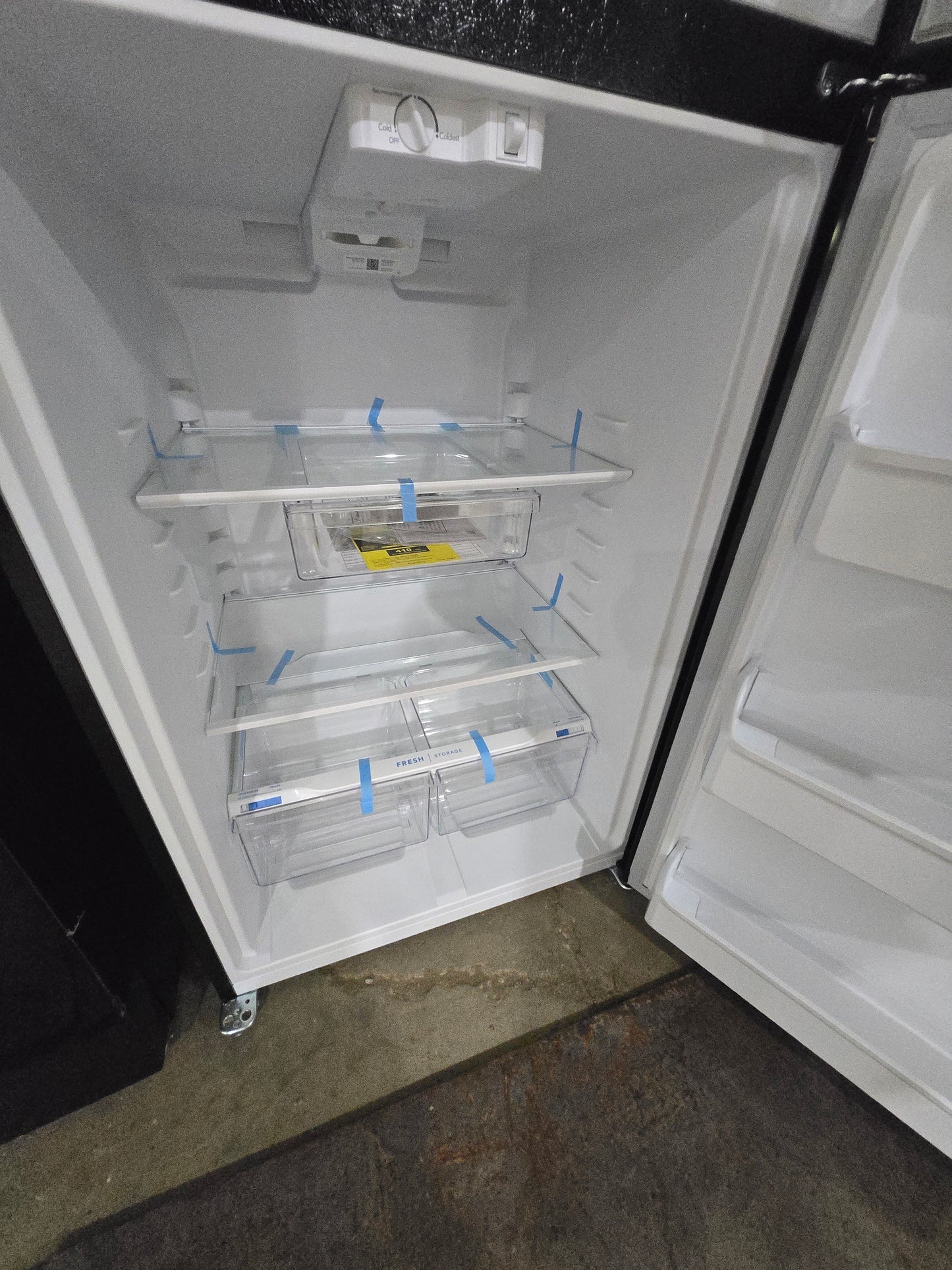Frigidaire 18.3-cu ft Top-Freezer Refrigerator ( Black ) Garage Ready Model# FFTR1835VB