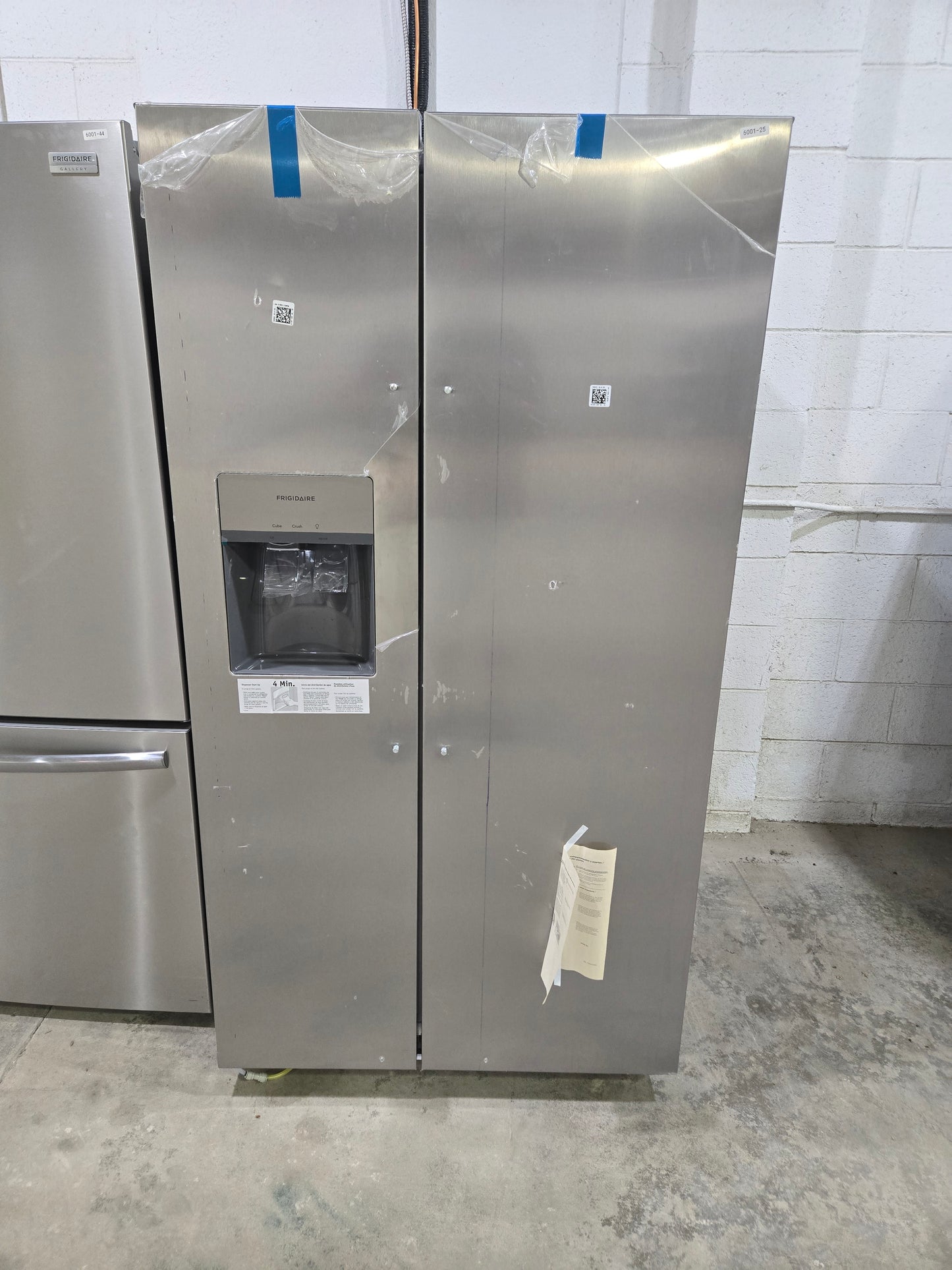 Frigidaire 25.6-cu ft Side-by-Side Refrigerator with Ice Maker ,Water and Ice Dispenser ( Stainless steel ) ENERGY STAR Certified Model# FRSS2623AS