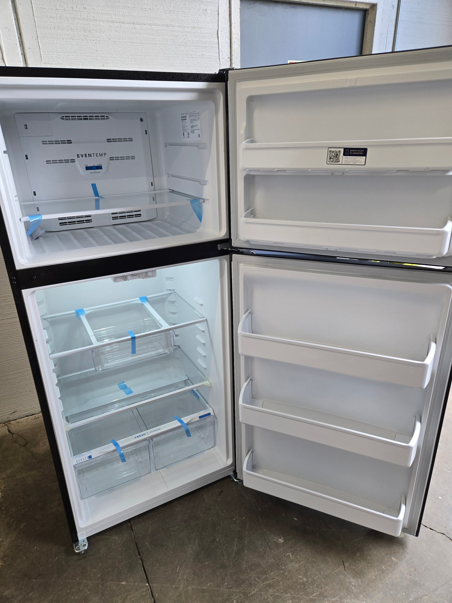 Frigidaire 18.3-cu ft Top-Freezer Refrigerator ( Black ) Garage Ready Model# FFTR1835VB