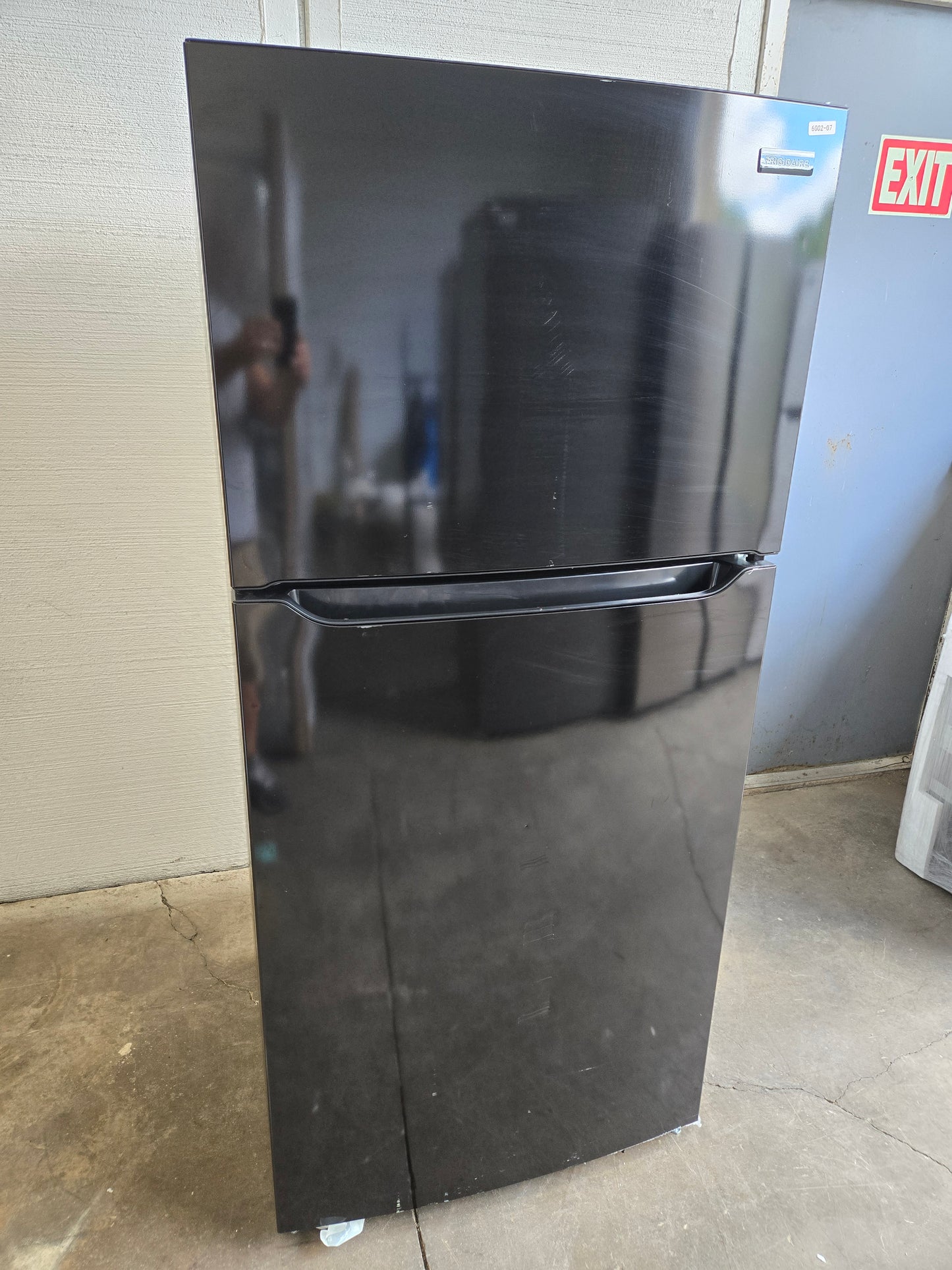 Frigidaire 18.3-cu ft Top-Freezer Refrigerator ( Black ) Garage Ready Model# FFTR1835VB