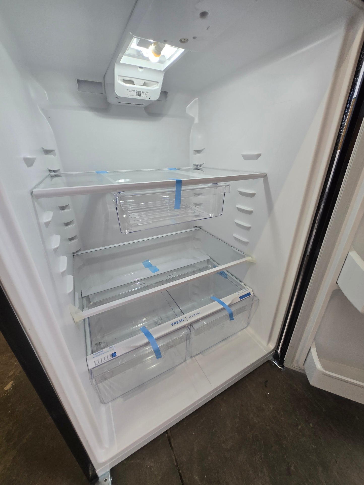 Frigidaire 18.3-cu ft Top-Freezer Refrigerator ( Black ) Garage Ready Model# FFTR1835VB
