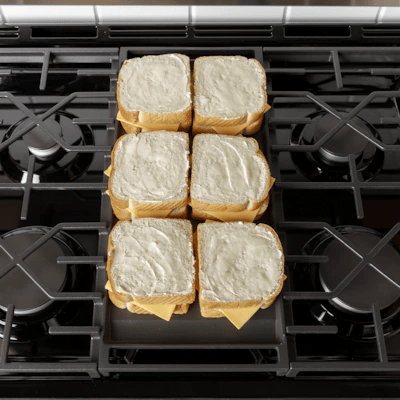 GE EasyWash Oven Tray 30-in 5 burners 5.3-cu ft Air Fry Convection Oven Slide-In Natural Gas Range ( White ) Model# GGS600AVWW